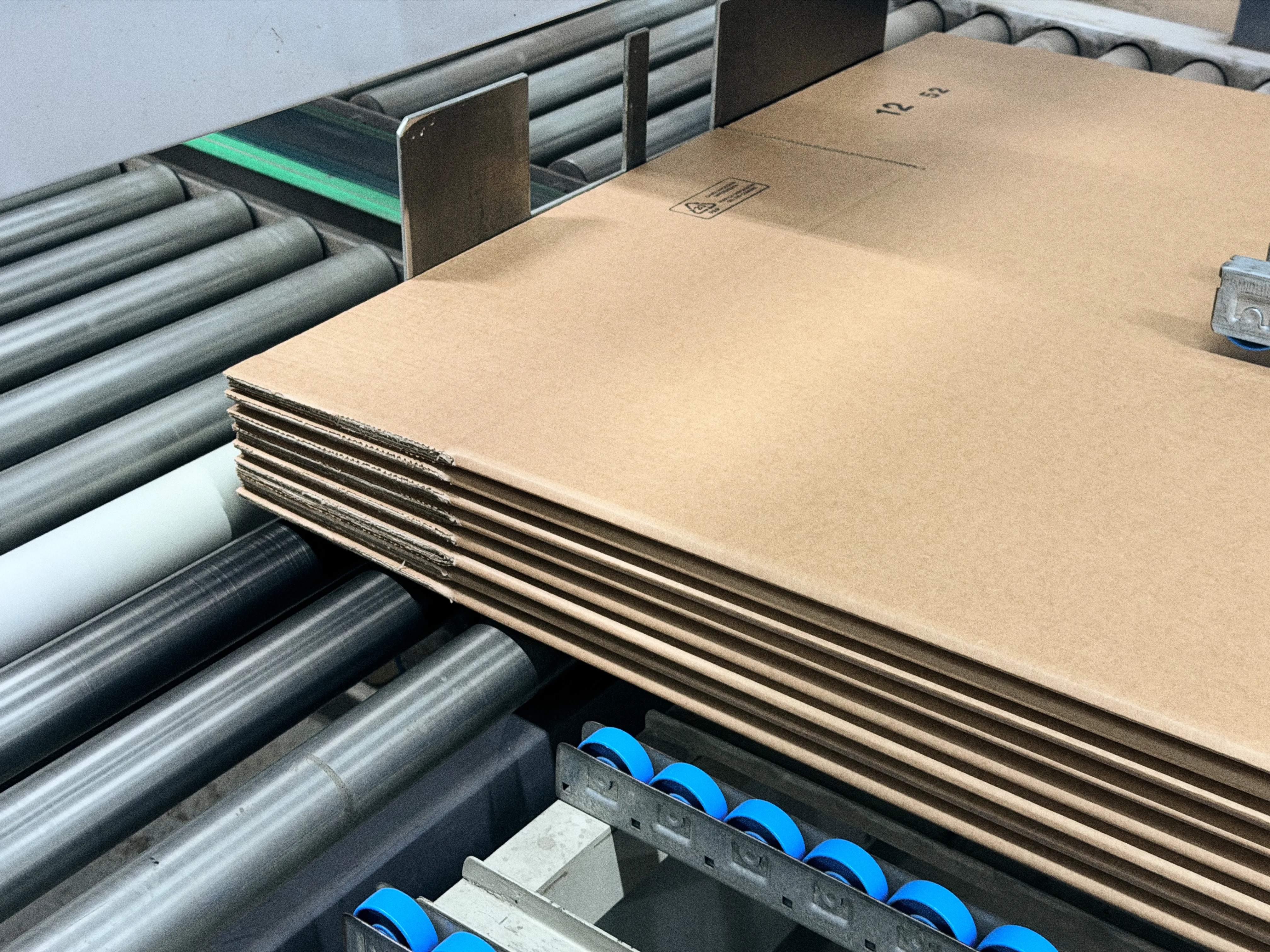 Fogli di cartone sulla rulliera della linea produttiva